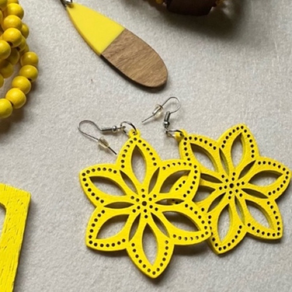 🌼Bright yellow floral wooden cutout earrings